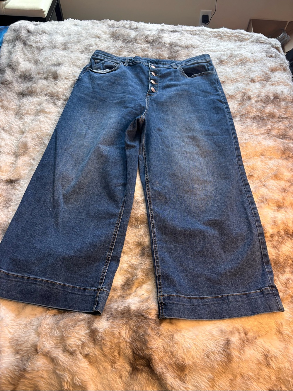 Time and Tru Wide-Leg Capri Jeans in Blue Denim - Picture 6 of 6